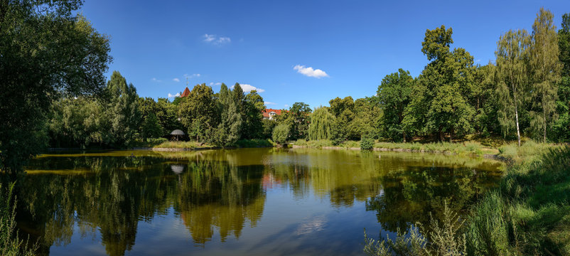 Gartendenkmal Alter Park mit dem Klarensee und dem Turm der Dorfkirche Tempelhof