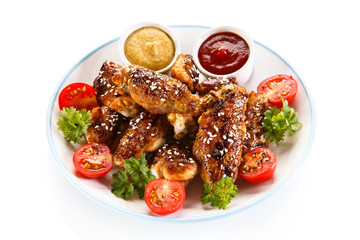 Grilled chicken wings and vegetables 