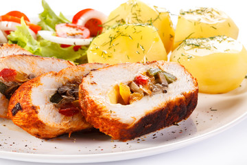 Stuffed chicken fillets and vegetables