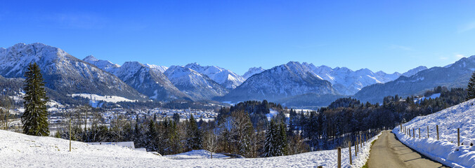 sonniger Tag im frühwinterlich verschneiten Oberallgäu