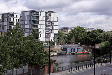 Obraz premium apartment houses at regent's canal