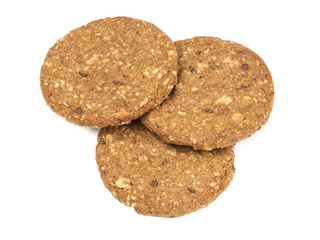 Galletas de avena con trozos de chocolate sobre fondo blanco