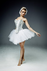 Naklejka premium Kobiece tancerki baletu klasycznego pozowanie