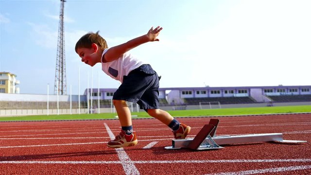 Funny video of a 2 years old boy preparing to sprint from a starting block