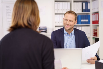 geschäftsleute in einer besprechung am arbeitsplatz