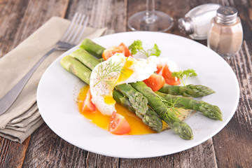 asparagus with poached egg