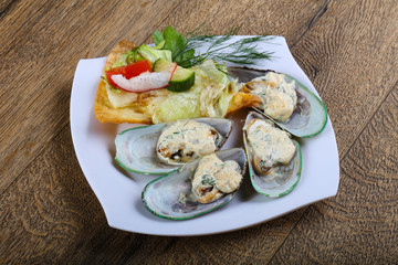 Baked mussels in cream sauce