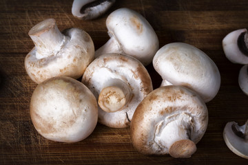 Champiñones sobre tabla de madera