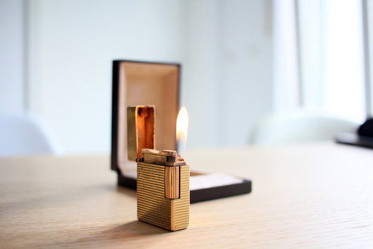 Feuerzeug aus Gold mit Etui