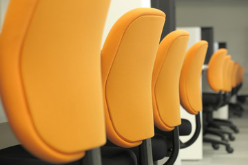 オレンジのオフィス椅子
