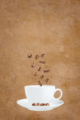Kaffeetasse und Kaffeebohnen