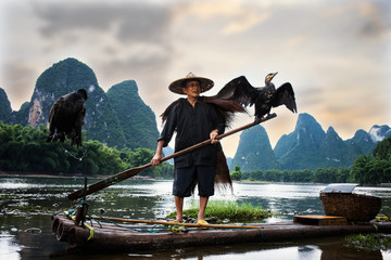 fisherman of Guilin, Li River and Karst mountains. Xingping, Yangshuo County, Guangxi Province, China. - obrazy, fototapety, plakaty