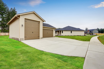 Separate garage and shop room with driveway.