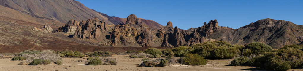 Fototapeta na wymiar Panorama - Blick auf Los Roques am Fuß des Pico del Teide - Cañadas - Teneriffa
