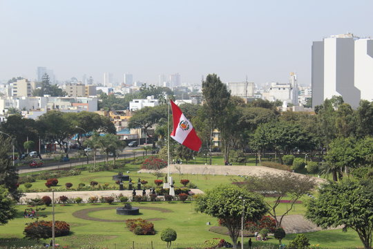 Bandera del Per&uacute; en el parque Reducto en Lima