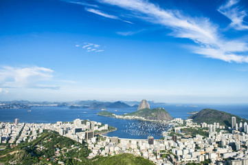Obraz premium Bright scenic overlook of the Rio de Janeiro city skyline with Sugarloaf Mountain and Guanabara Bay