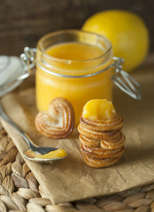Lemon curd with cookies