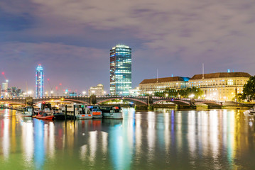 Fototapeta na wymiar Buildings and boats at night