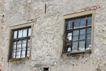 Alte Fenster mit zerbrochenen Scheiben 