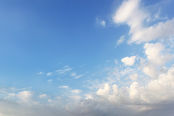 White clouds om the blue sky