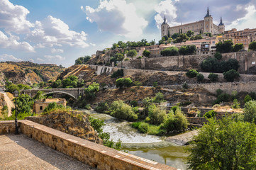 Fototapeta na wymiar Vista del casco histórico y el río Tajo desde la Ronda de Juanelo en Toledo, España