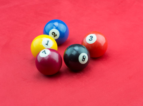 Oito Bolas Do Pool De Bolas Na Mesa Vermelha Imagem de Stock - Imagem de  pilha, colorido: 198594035