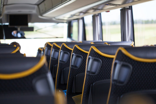 Reisebus, Sitzreihen und Fenster