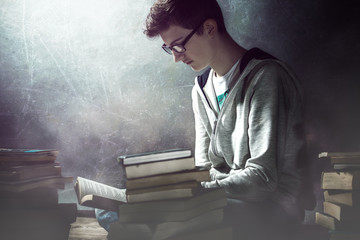 Obraz premium Teenager liest ein Buch 