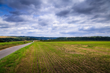 Landschaft mit Wolken und Stasse