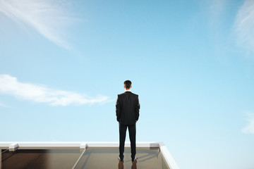 Obraz premium Businessman looking at sky
