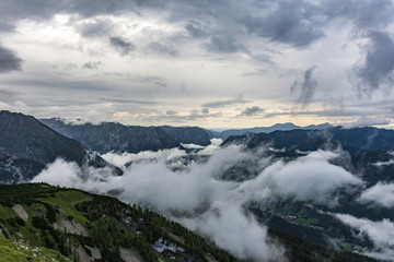 Fototapeta na wymiar Berglandschaft über den Wolken