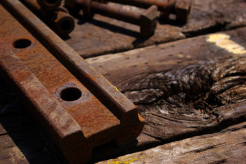 古い枕木の上の錆びた鉄骨と太いボルト