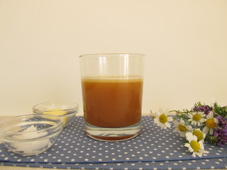 Butterkaffee im Glas mit Butter und Kokosöl