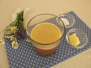 Butterkaffee im Glas mit Butter und Kokosöl