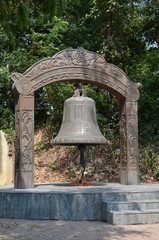 Obraz premium Huge buddhist prayer bell in Kushinagar, India