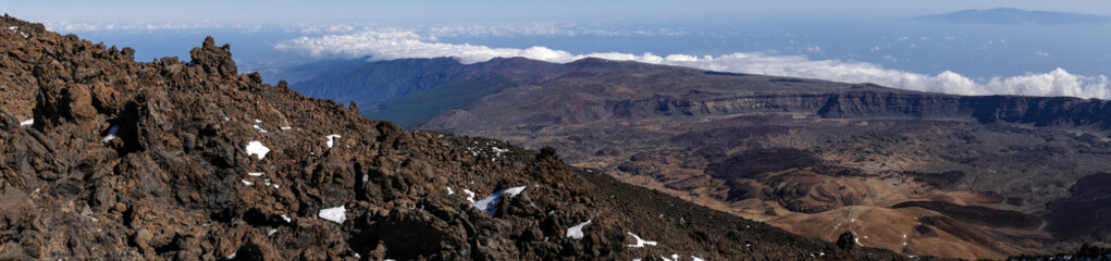 Panorama Ausblick auf den Nationalpark - vom Pico del Teide auf Teneriffa - UNESCO Weltnaturerbe - Cañadas - Lawagestein im Vordergrund © lavillia