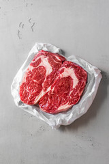 Frisches Rib-Eye Steak auf Beton 2