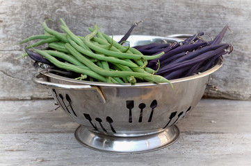 haricot frais dans passoire en métal sur fond bois 