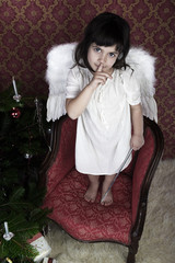 Kind im Engelskostüm