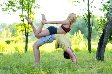 Couple do acroyoga