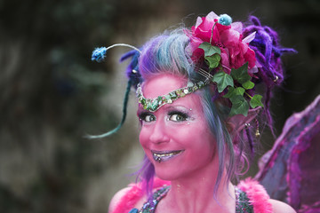 Junge Frau als schrille, farbenfrohe Elfe , Pixie verkleidet