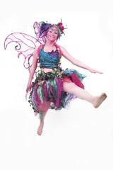Junge Frau als schrille, farbenfrohe Elfe , Pixie verkleidet