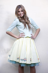 Junge Frau trägt Retro Kleider 