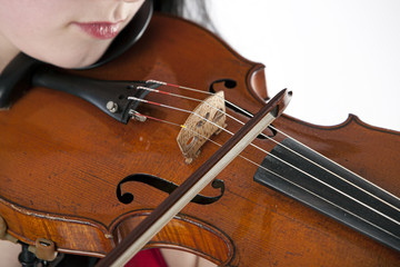 Fototapeta premium Geigerin in rotem Kleid