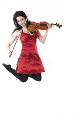 Junge Frau spielt Geige im Sprung