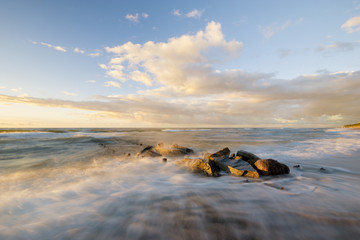 Fototapeta Piękny,naturalny pejzaż morski. Zachód słońca nad sztormowym morzem
 obraz