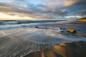 Fototapeta premium Piękny,naturalny pejzaż morski. Zachód słońca nad sztormowym morzem 