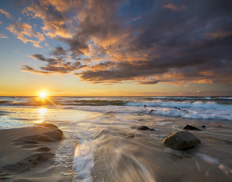 Fototapeta Piękny,naturalny pejzaż morski. Zachód słońca nad sztormowym morzem  
