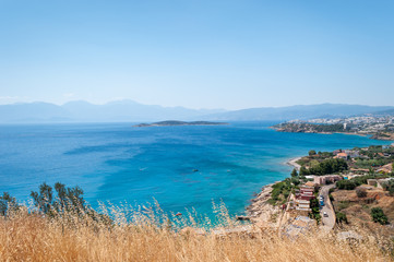 Вид на залив и город на берегу моря на острове Крит, Греция