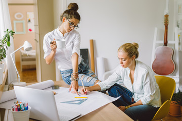 Obraz premium Team project. College students working on laptop for upcoming exam.